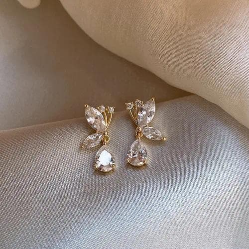 Aretes de embutido en cobre con forma de mariposa y circonita