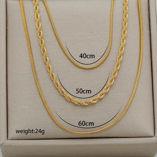 Collar en capas con patrón geométrico