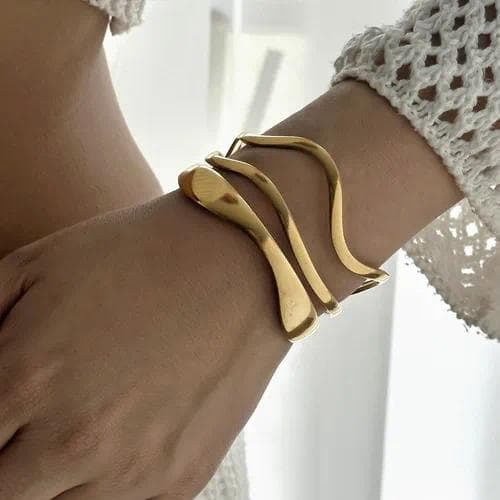 Brazalete estilo asimétrico lineas doradas