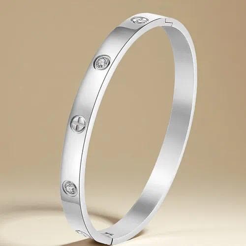 Brazalete clásico estilo cartier color acero con patrón de +