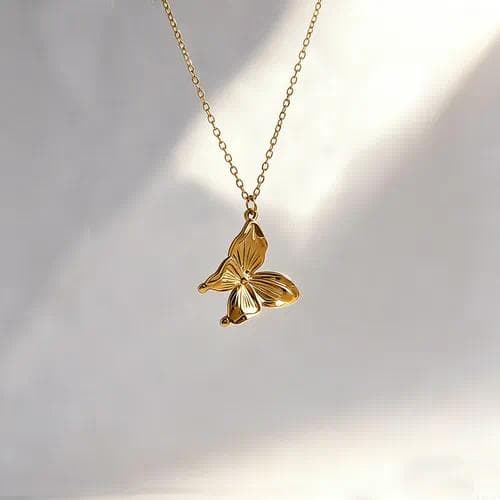 Collar tridimensiona patrón de mariposa chapado en oro 18k